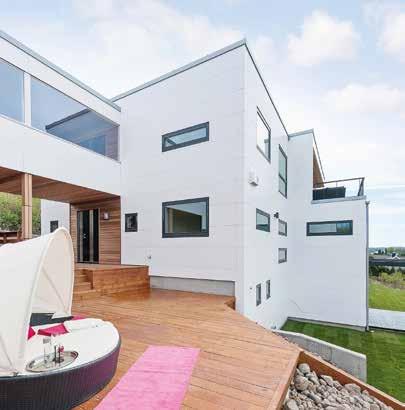 Den moderne boligen ligger i Vestfold, helt sør i Norge, og er utført med gjennomgående høy kvalitet på materialene.