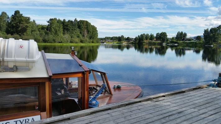 «MS Dronning Tyra» har lagt til kai. (Foto: Tom Bjørnstad) Brasserie Fengselet (57.3 km) Brasserie Fengselet huser i dag flere utmerkede kokker og mange fornøyde gjester.