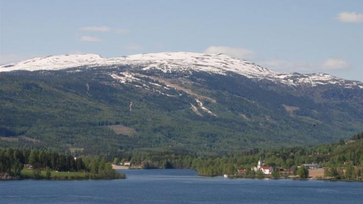 Norefjell (23.8 km) Norefjell er et av de mest dominerende fjellpartier i Sør-Norge, og regnes som Oslos nærmeste høyfjell. Terrenget er kupert med Høgevarde som høyeste punkt; 1459 meter over havet.