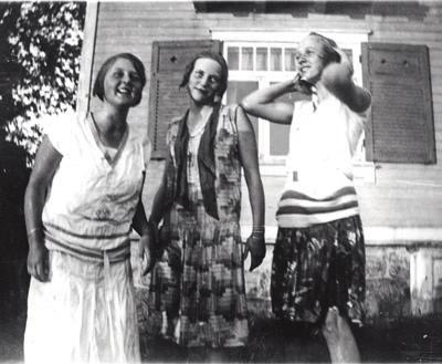 METODIKK A FOTO: CARL STØRMER/ NORSK TEKNISK MUSEUM 2 " 2 Dette bildet stammer fra 1920-tallet. Vi ser det av flere grunner. La oss ta for oss kjolene først.