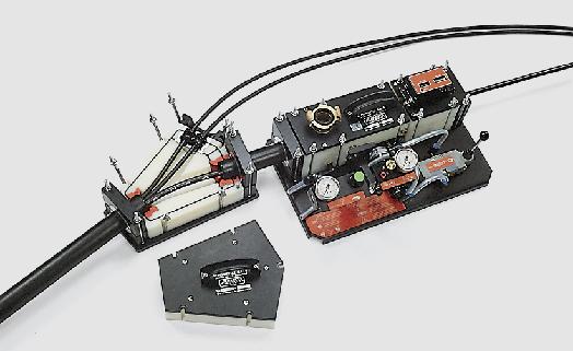 En kompressor med fungerende trykk på 9-12 bar og med 10 m3/min er nødvendig for vellykket innblåsning i rør inntil Ø 40 mm. Maskinen er utstyrt med hastighets- og lengdemåler.