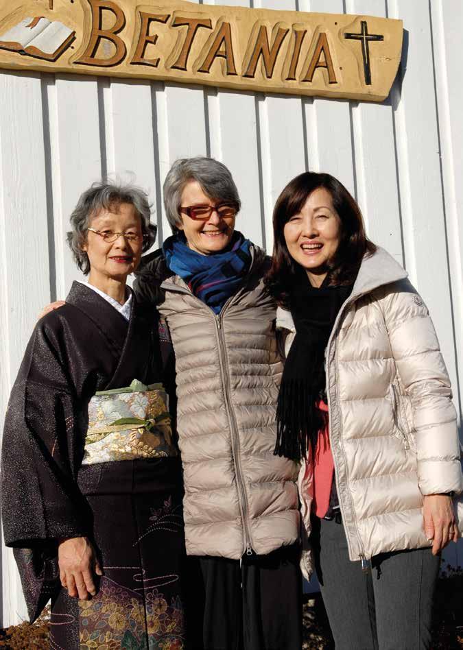 JAPAN JAPAN Så flott du danset! sier Anniken til Setsuko. Misjonsvennene i Trøgstad fikk oppleve ekte japansk tradisjonell dans utført til sangen Amazing Grace på møtet.