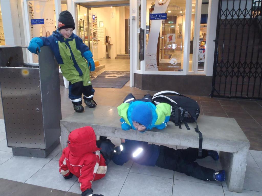 Vi så flere ganger at barna brukte eventyret spontant i lek. En gang når vi ventet på bussen i Glasshuset i sentrum av Bodø så fant de yngste barna som var med at de skulle leke Bukkene Bruse.