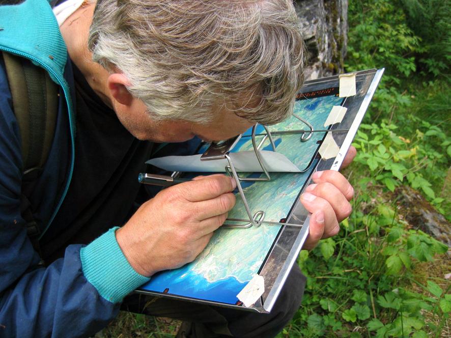 Vegetasjonskartlegginga i praksis. Informasjon tegnes på flyfoto. Foto: Anders Bryn Kartframstillingsmetoden er i seg selv komplisert og innebærer overføring av linjer og figursignaturer.