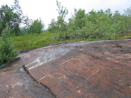 Helleristningsfelt fra Eldre Steinalder i Herjangen i Narvik. Foto: Anders Bryn Nyere kulturminne: deler av tysk bunkers ved Tårstad i Evenes.