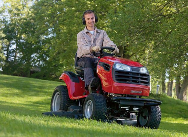 KRAFTIGE, KOMFORTABLE TRAKTORER FOR STORE PLENER Hvis du har store plener som skal klippes, vil det føles godt å ha en robust Jonsered -traktor i garasjen.