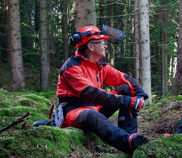 KLÆR FOR SKOGSARBEID LAGET FOR SIKKERHET OG KOMFORT Jonsered har et komplett utvalg av kvalitetsverneklær for skogsarbeid.