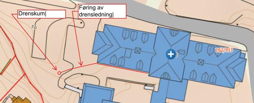 Sørsiden av bygningen Område på sørsiden av bygningen består idag av asfalt i lett skrånet terreng, med høyeste punkt ved hjørnet mot nordfasaden, se bilde 8. Taknedløp mot øst.