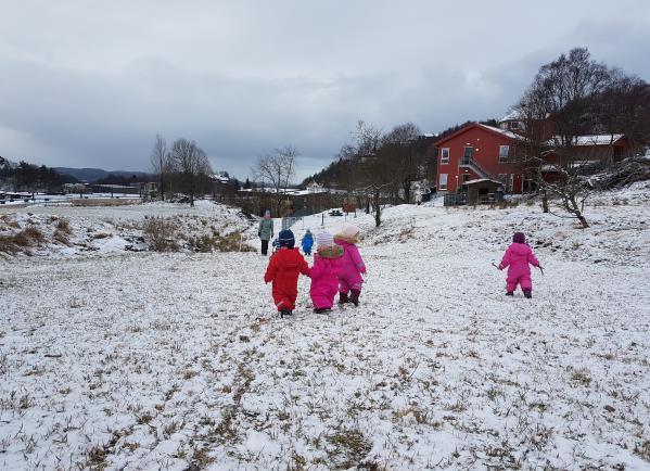 Februar Det er langt til barnehagen for små føtter, det skal