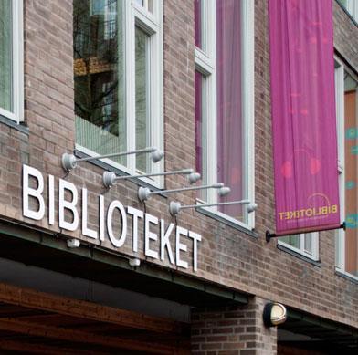 Fylkesbibliotekets oppdrag Lov om folkebibliotek: - ivareta regionale bibliotekoppgaver/ bibliotekutvikling - gi råd til lokale myndigheter, yte bibliotekfaglig veiledning, arrangere møter og kurs om