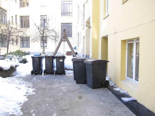 18 - Søppelcontainere er plassert i bakgården. Bilde nr.