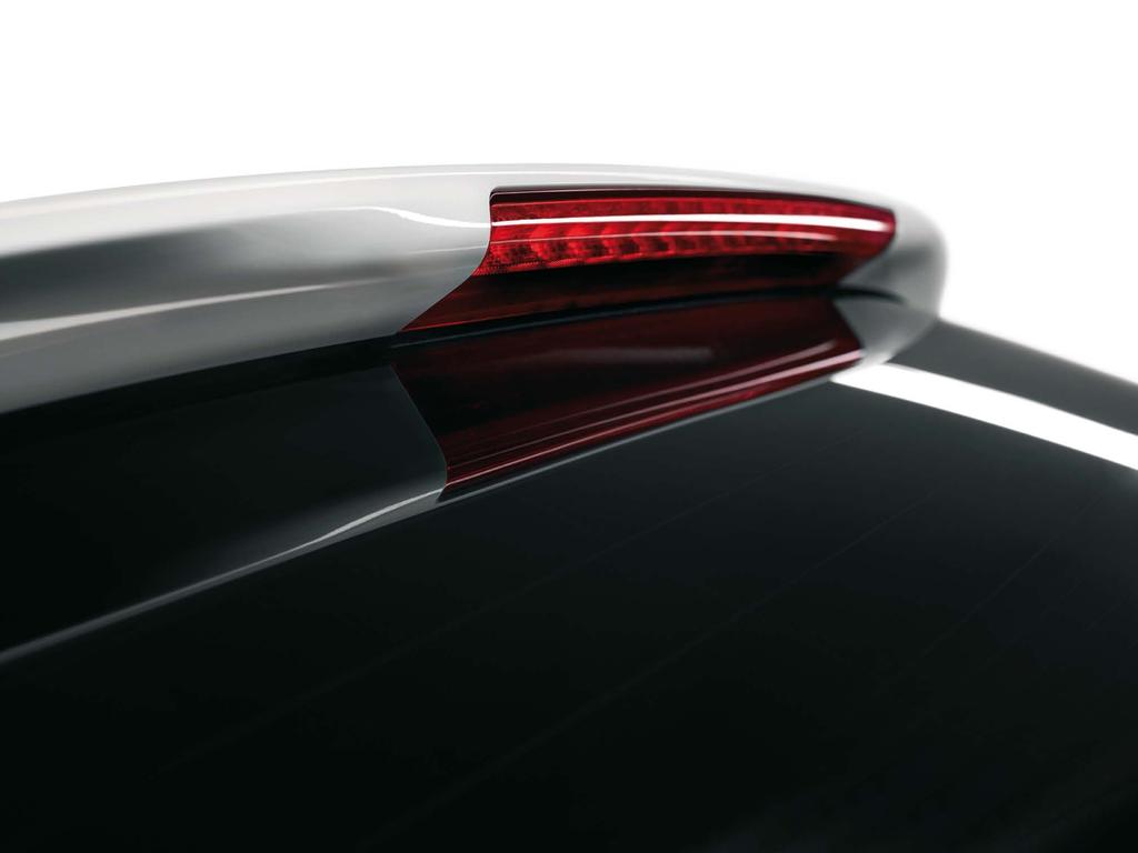 Alfa Romeos sportslige utseende viser ren DYNAMIKK som går rundt de 5 dørene, langs de muskuløse sidene og omfatter de funksjonelle detaljene som for eksempel de aerodynamiske spoilerene.