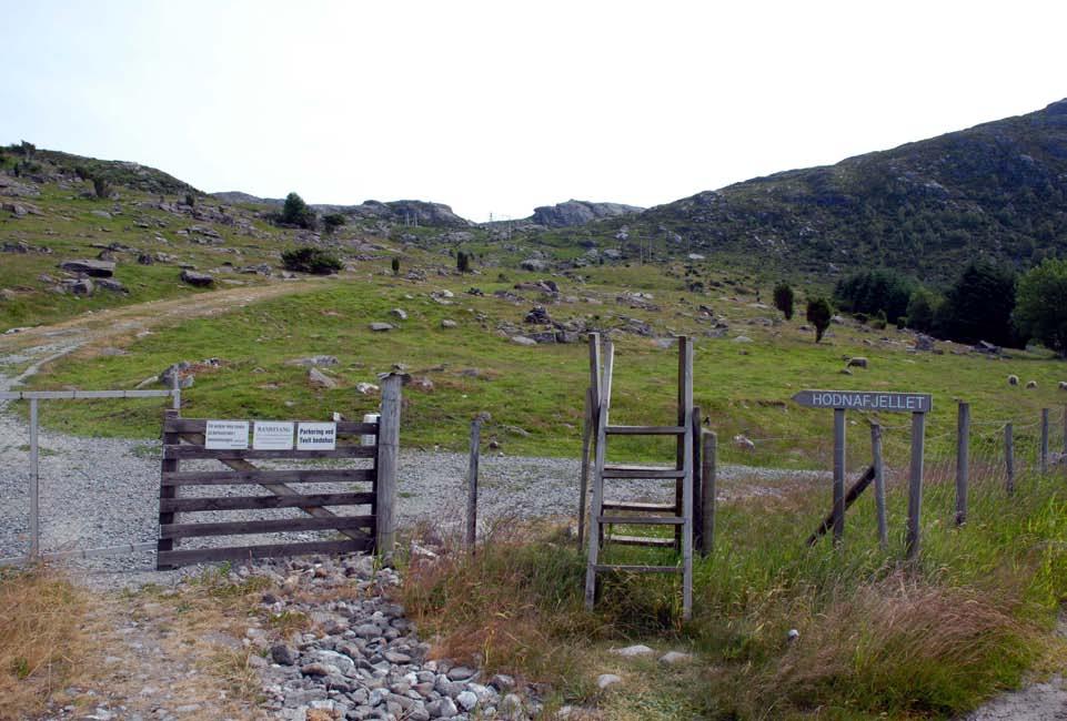 Figur 312. Hodnafjellet er lett tilgjengeleg med gjerdeklyvar og skilt.