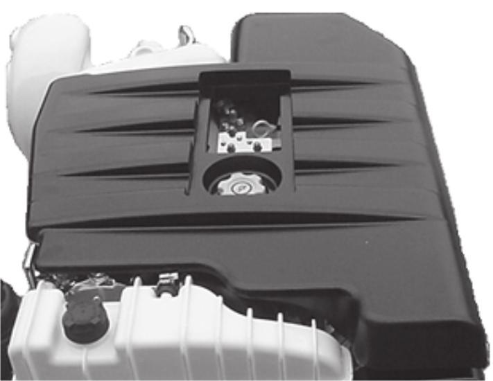 24522 24727 Motordeksel - Motordeksel - Plssering v inspeksjonsluke på motordeksel Motordeksel med inspeksjonsluken vist 2.