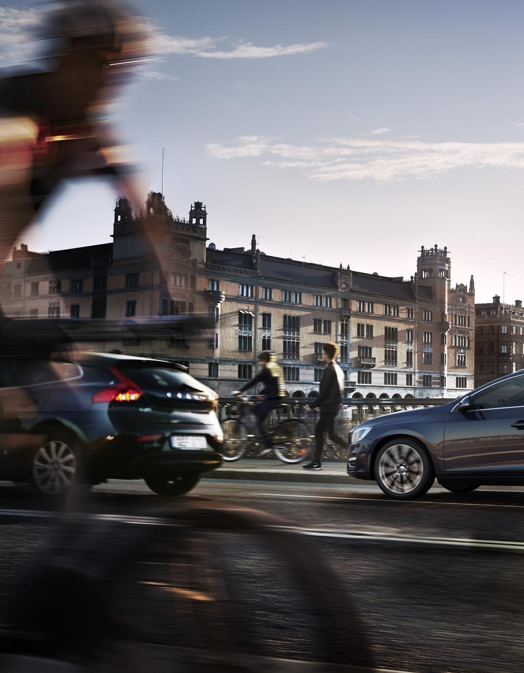 City Safety registrerer når bilen foran plutselig reduserer farten eller stanser.