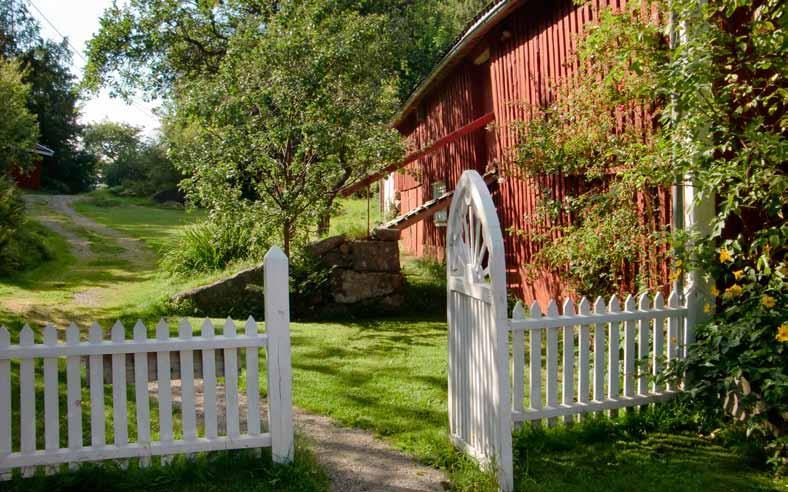 Fjellmannsvegen Tusenårig ferdselsveg fra Setesdal til kysten. Merket løype fra Slettefet i Hornnes til Kjerrane i Kristiansand. Kartbrosjyre selges.