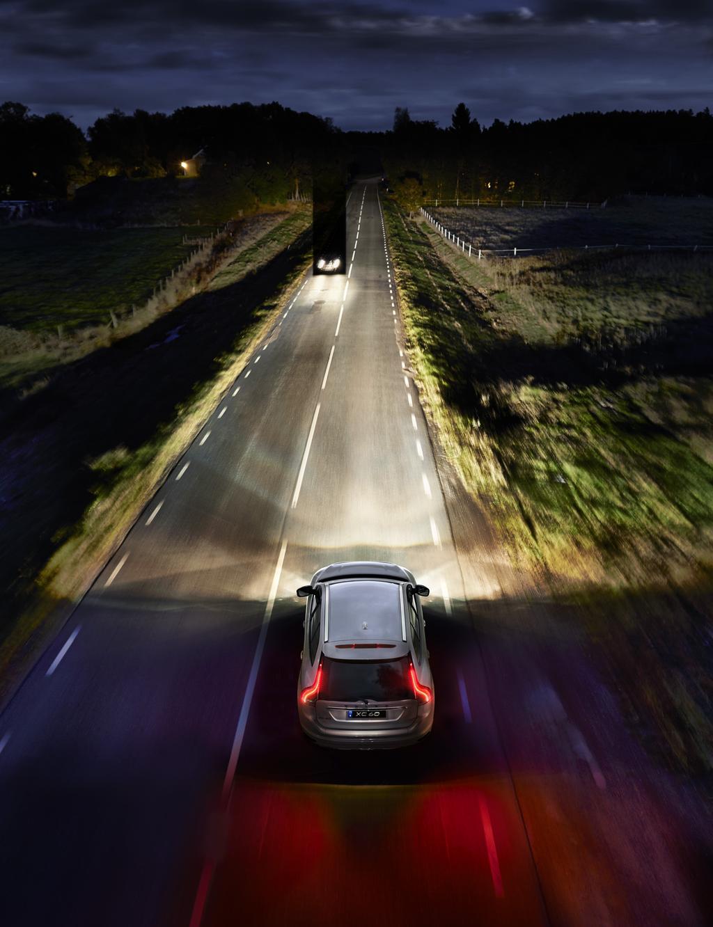 La det bli lys. Mørkekjøring ble plutselig mye hyggeligere og tryggere. Med Active High Beam er fjernlyset alltid på. Du slipper å veksle mellom nær- og fjernlys.