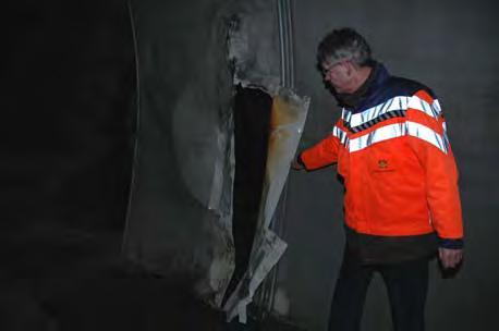 b) Flekker/prikker av støv og skitt på tunnelduken