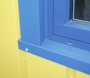 Dette gir en god og helhetlig Når vi maler vinduet i fabrikken skjer det med fasade. kontrollert temperatur, luftfuktighet og tørre materialer. Dette sikrer et godt resultat.
