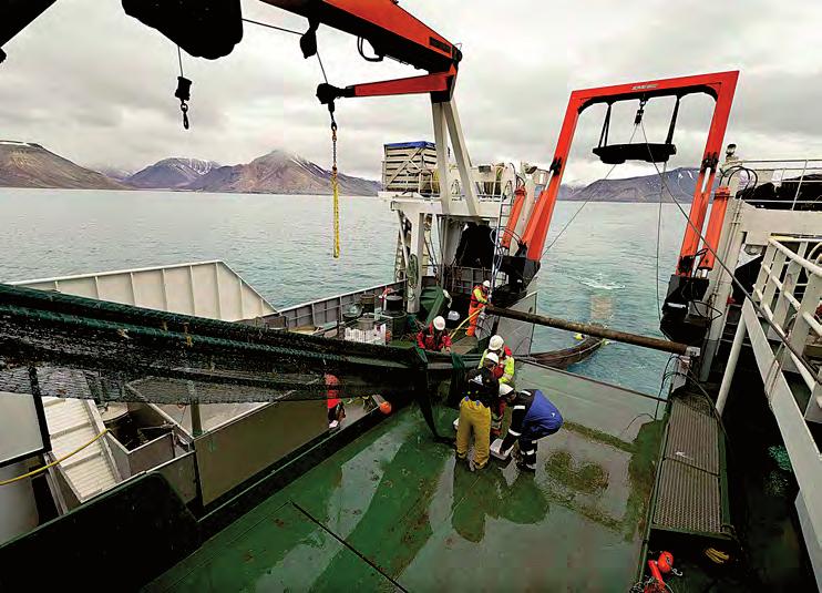 Samstundes ser vi at sørvestgrensa for det arktiske fiskesamfunnet også går nordover, men det er usikkert kva som skjer med det arktiske fiskesamfunnet når det nærmar seg områda kor det grunne