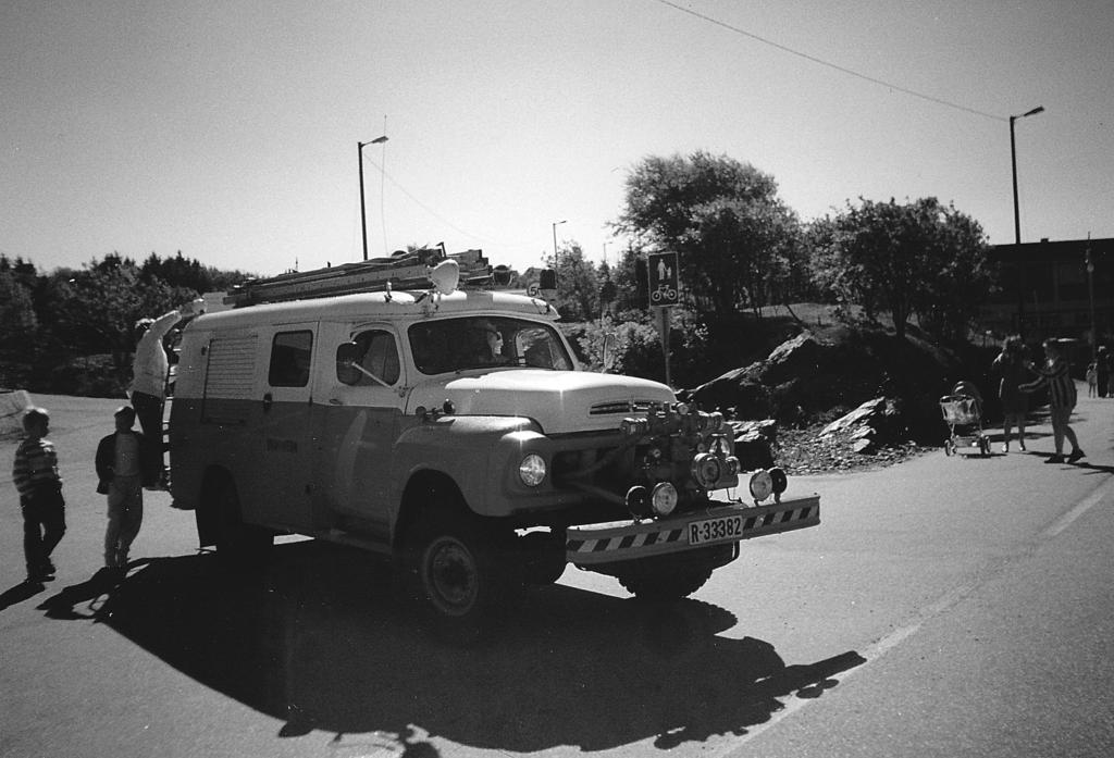 Denne brannbilen gjorde teneste i Bømlo kommune frå 1962 til 1997. Her avbilda i det gamle Vespestad-krysset i Kåso.