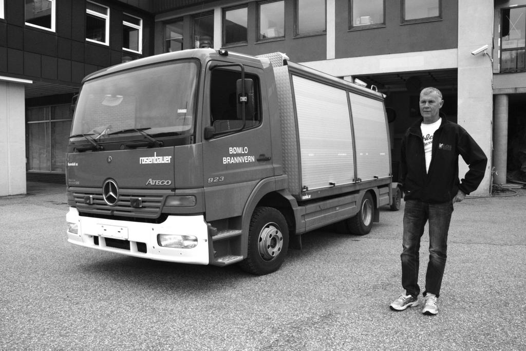 Terje Nilssen har ansvaret for at dagens brannbil og -pumpe startar når dei skal. Bilen er ein Mercedes-Benz Atego frå 2000. Brannpumpa, som er montert på ein hengar bak bilen, er frå 1977.