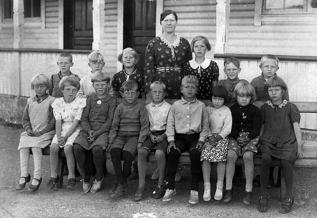 Klassebilete frå 1939 Bak fra venstre: Robert Kallevåg, Ernst Vestvik,Tilda Johnsen, Frøken Kristensen, Elfrid Eidesvik, Sverre Lønning, Malvin Lønning.