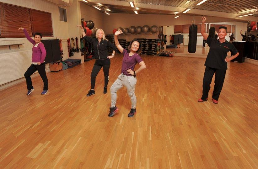 Dansetimer som alle får til på Arendal Sport & Fitness-Senter Ramalia Santander (forgrunnen) demonstrerer noen enkle dansetrinn fra sine dansetimer i den flotte gruppetreningssalen på Arendal Sport &