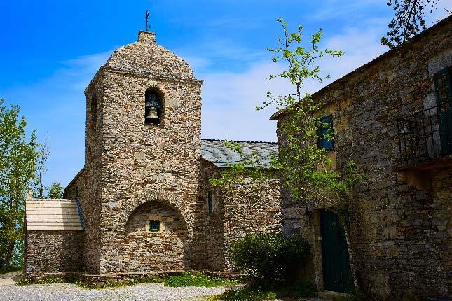 Dette har vært det første pilegrimsstoppet i Galicia siden år 1172 da kirken ble bygget. Vi ser på kirken og de Pallozas som påminner om kelternes bosted.