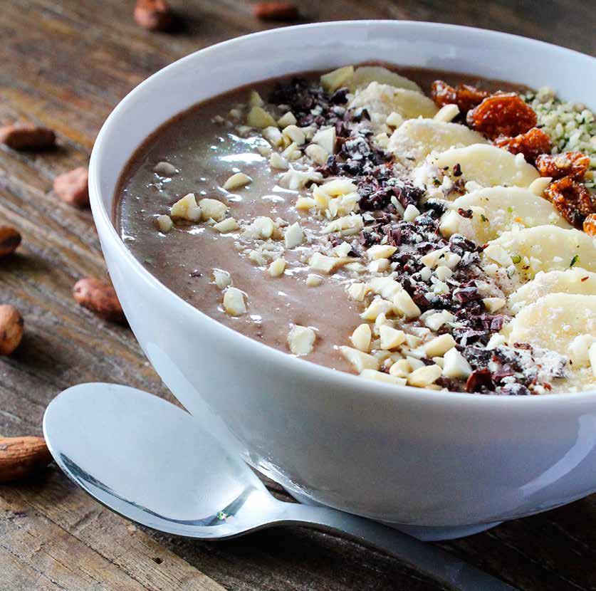 ANNET Smoothie bowl med kakao og hempfrø til en stor bolle 3 frosne, modne bananer i biter 2 dl kaldt vann 10 15 isbiter 3 ss Artisana cashewnøttsmør 2 ss kakaopulver 6 dadler 1 ss lucumapulver 2 ss