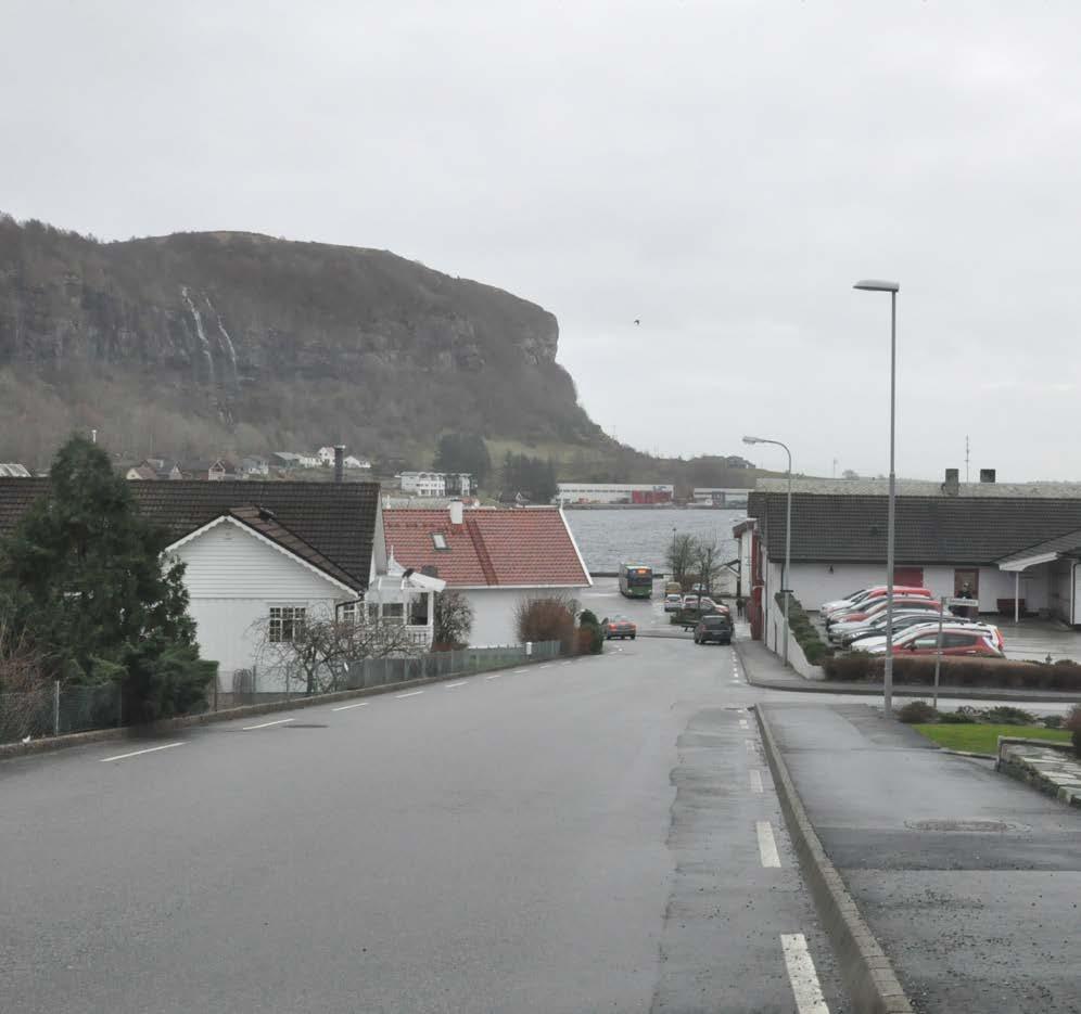 5. Kommunal infrastruktur Det ligger hovedledninger både for vann og avløp i planområdet. Vannforsyning er en del av IVAR sin hoved forsyning til Åmøy, Sokn og Mosterøy.