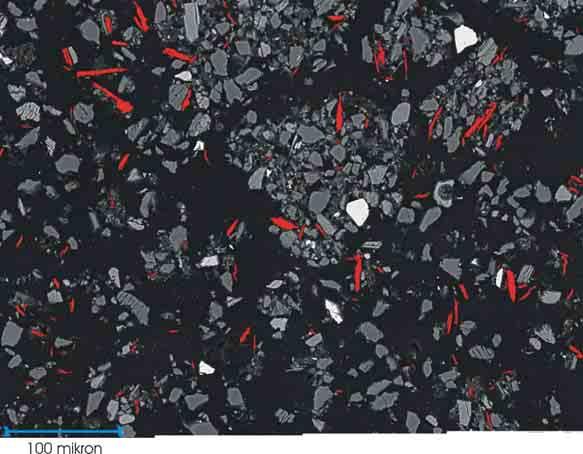 Figur 18. Backscatter bilde av filtrert svevestøv fra Omkjøringsveien (fraksjon < 10µm). Mineralkorn med lengde : bredde >3 er vist med rødt (1.49 volum %).
