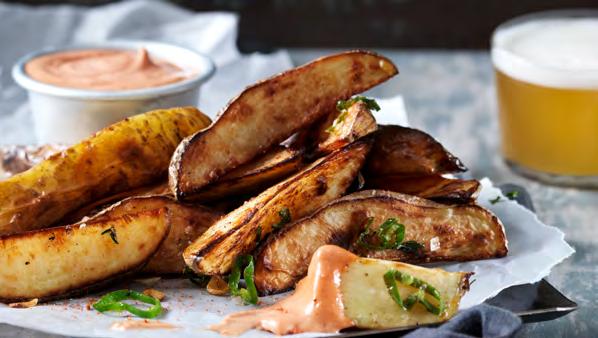 Patatas Bravas med spicy majones og potetkrydder I Peru vokser det utrolige 3000 forskjellige potetsorter, så det er ikke så merkelig at potet er en elsket råvare i hele Sør-Amerika.