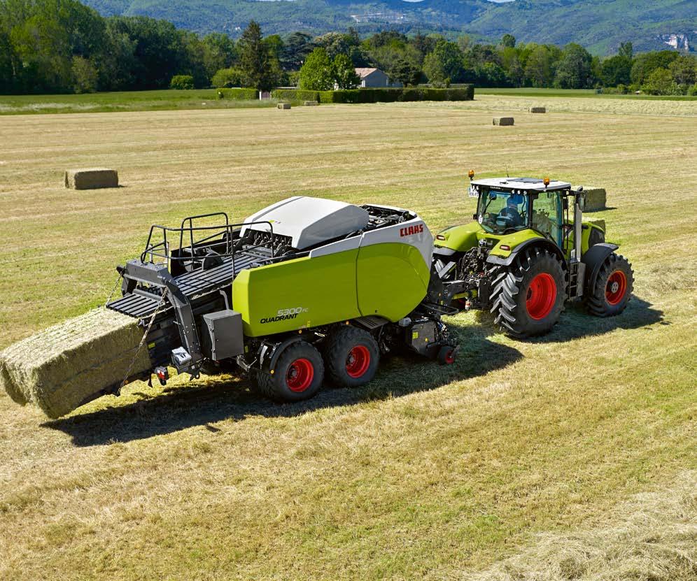 NYHET Matekapasiteten er blitt enda større. Hydraulisk mating Pickup, PFS og valsekomprimator sørger for optimal flyt. Den hydrauliske innmatingen er lett å justere fra førerhuset.