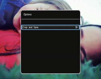 Dette gjør du slik: 1 Trykk på mens du er i lysbildefremvisningsmodus for å zoome inn på et bilde. 2 Trykk på MENU. 3 Velg [Crop and Save], og trykk deretter på OK.» Det vises en bekreftelse.