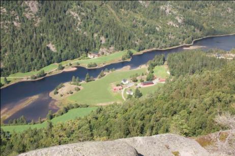 Konsentrasjonen av hyttebebyggelse i strandsonen veksler med ubebygde nes og viker, slik at vannet som helhet, fremstår med høy estetisk funksjonsverdi.