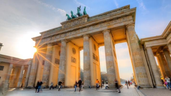 Brandenburger Tor Berlinmuren (0 km) Den var opprinnelig ca. km lang og 3,6 meter høy og delte Vest- og Øst Tyskland fra 1961 og frem til 1989, da Berlin igjen ble gjenforent.