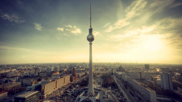 Fjernsynstårnet Brandenburger Tor (0 km) Brandenburger Tor er den mest imponerende og den siste bevarte byporten i Berlin.