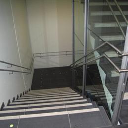 Trapp Trappeneser i kontrast til trappetrinnene Håndløper 90 cm høyde fra