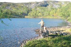 Han skulle bli med på neste etappe ut til stedet hvor vi skulle tilbringe noen Med lavvoen vel oppe ble resten av kvelden