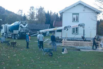 Snart er Tåle Kjenseth i gang med graving av vann og kloakk fra Sprintvegen og opp til Myrvang. Sanitæranlegget blir på ca.