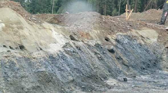 De steinene av kremmerkalk som ligger inni bunnmorene er imidlertid ikke særlig avrundet; de er flisete og kantete. Oppå dette bunnmorenelaget ligger sand og finere materiale.