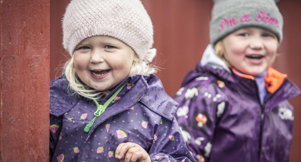 Fravær Fravær meldes samme dag på telefon til barnehagen, og så tidlig som mulig til barnehagen.