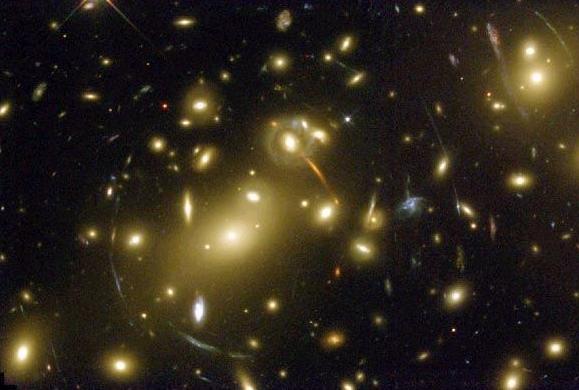 Galaksehoper som gravitasjonslinser AST1010 -