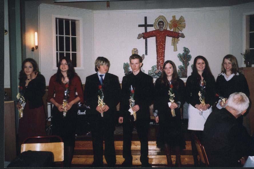 Foto: Laila Jakobsen Konfirmantane 2004 Konfirmert i Stamnes kyrkje 9.