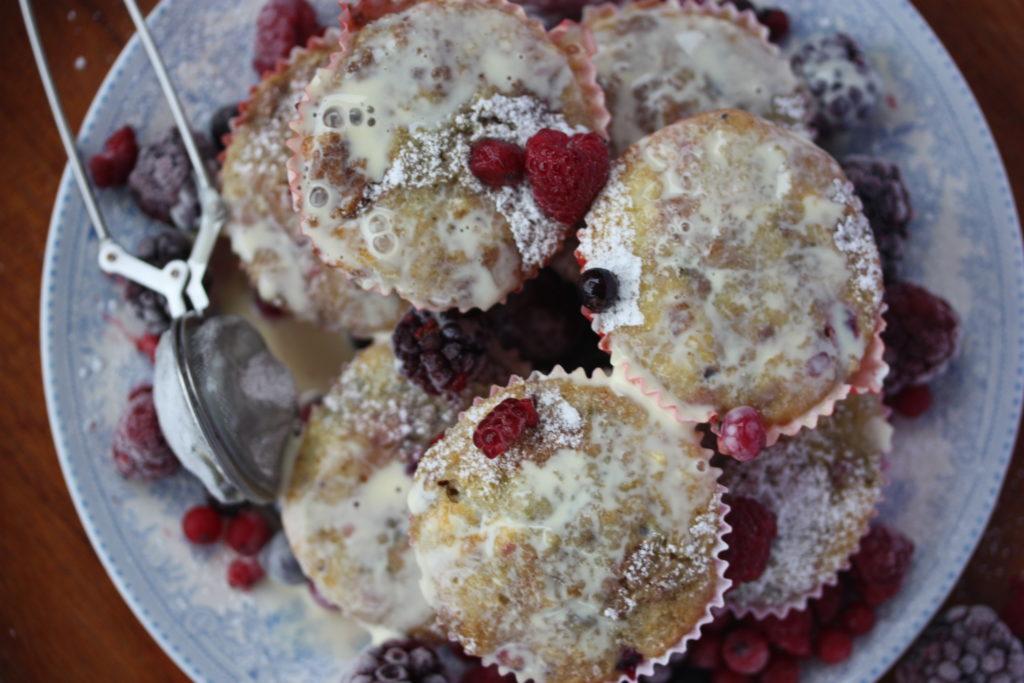 Ha papirformer i et muffinsbrett. Fyll hver form med ca 1 ss røre. strø over litt crumble. Ha så i omtrent 1 ss røre til. Avslutt med litt crumble og 1 ts vaniljesaus på toppen.