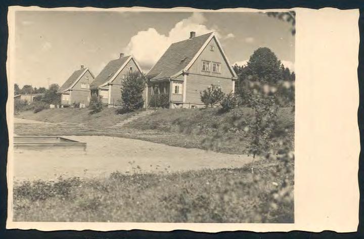 Boligene, kalt Trillingene, med lekeplassen i forgrunnen, 1920-årene.