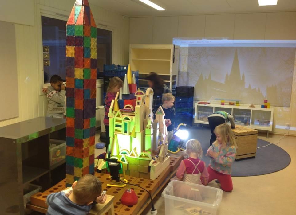 På konstruksjonsrommene skaper ungene sine egne byggverk,