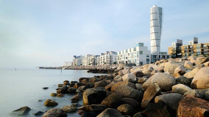 Malmø sett fra Västra Havn Emporia Shoppingcentrum (29.8 km) De shoppinginteresserte bør ta en tur til Emporia Shoppingcentrum i Malmøforstaden, Hyllie. I det 93.