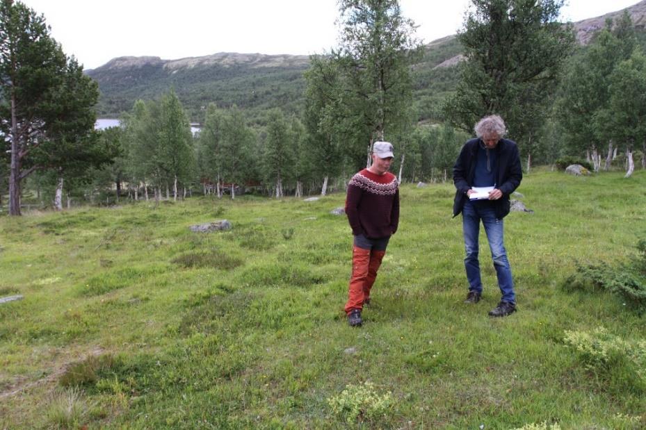 Fin tørrbakke på setra til Vesl-Tande. Her er bra rydda og det er etter måten god hevd. Anders Often diskuterer plantelivet med ein av brukarane.